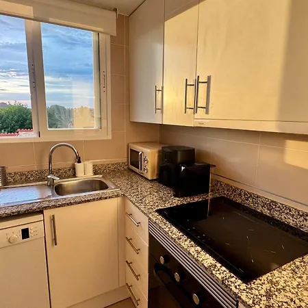 Casa En Playa Les Deveses, 아파트